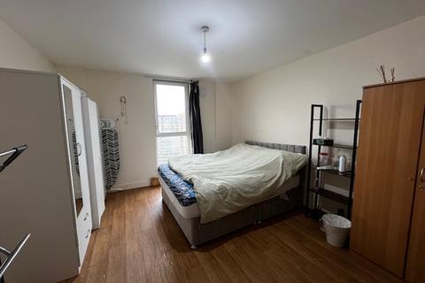 1 bedroom in a flat share to rent, Beldam Way, Hounslow TW3