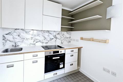 2 bedroom flat to rent, London SE13