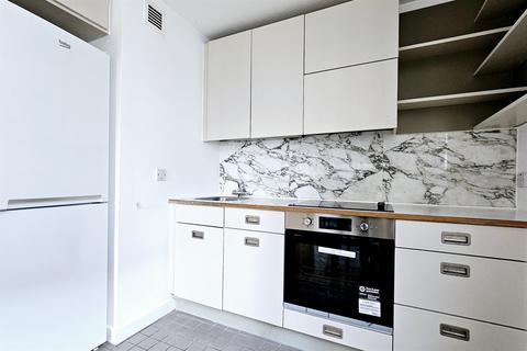 2 bedroom flat to rent, London SE13