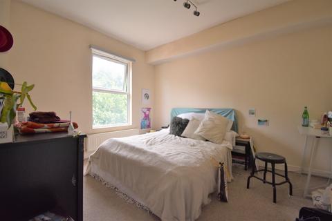 3 bedroom flat to rent, Courthill Road Lewisham SE13