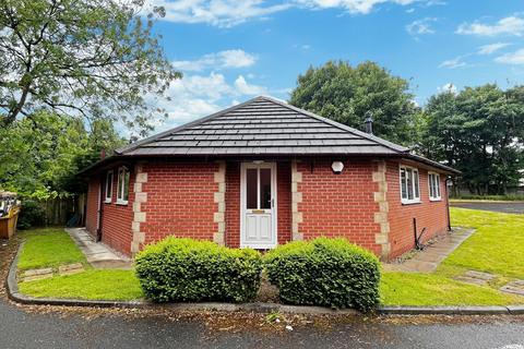 3 bedroom detached bungalow to rent, Peel Street, Brookfield Peel Street, BL5