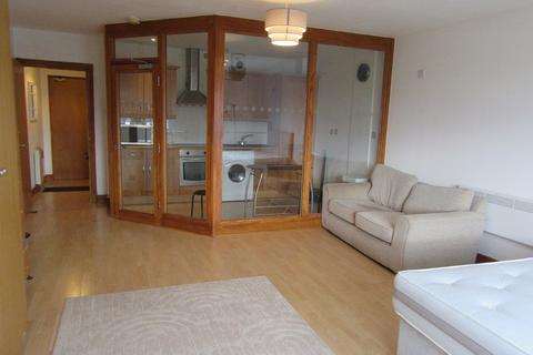 Studio to rent, Seymour Grove, Manchester. M16 0NB