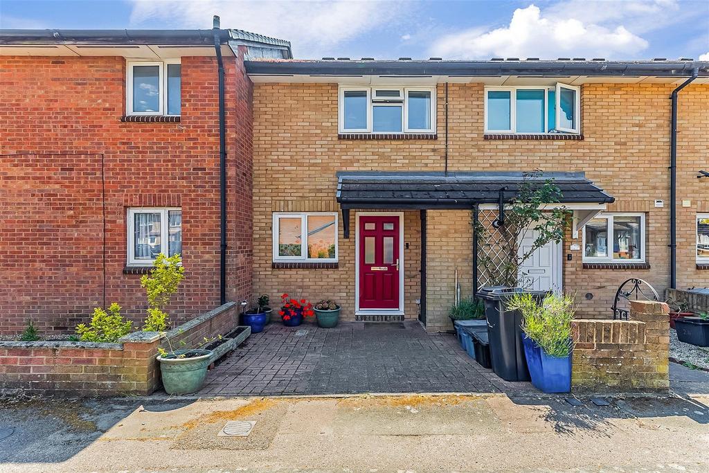 Laing Close, Ilford, Essex 2 bed terraced house for sale £400,000
