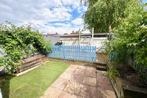 2 bedroom terraced house to rent, Wall Street, Grimsby, DN34