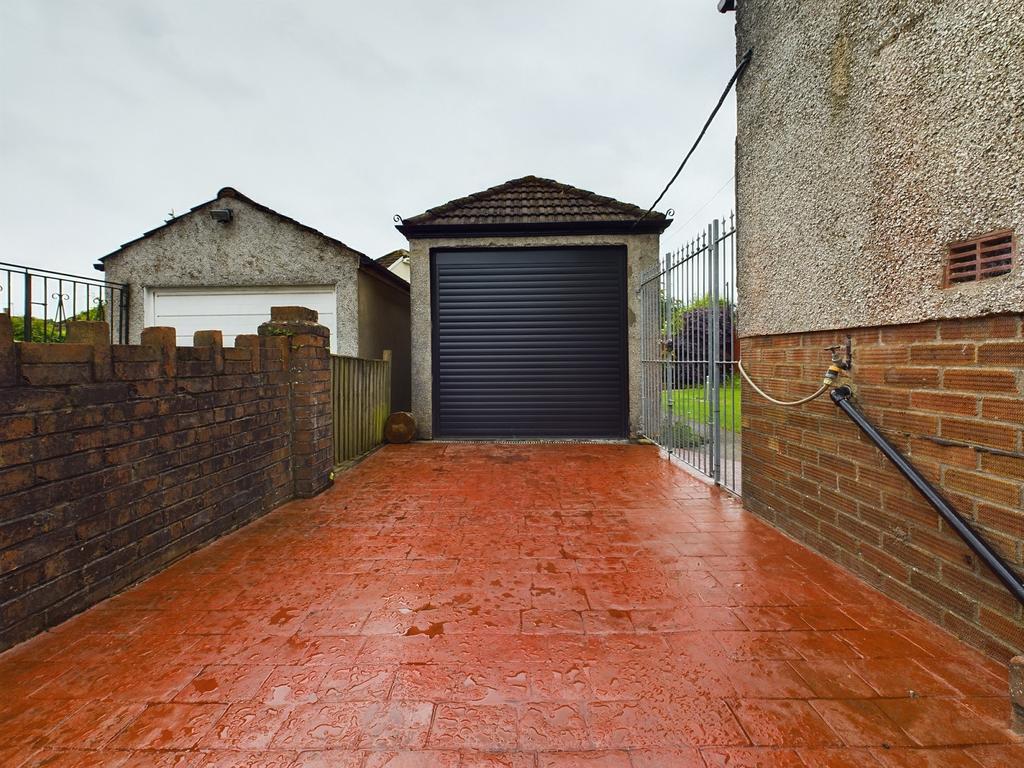 Garage & Driveway