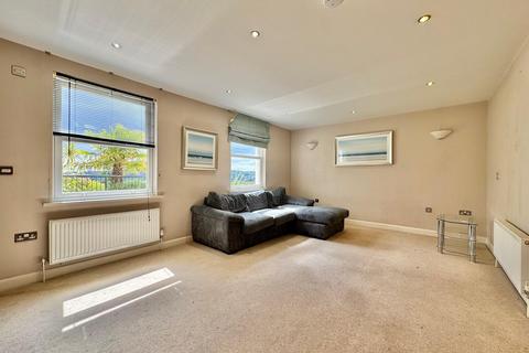 2 bedroom flat to rent, Cary Road, Torquay, Devon