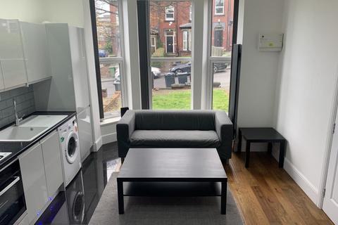 Studio to rent, Leeds LS2