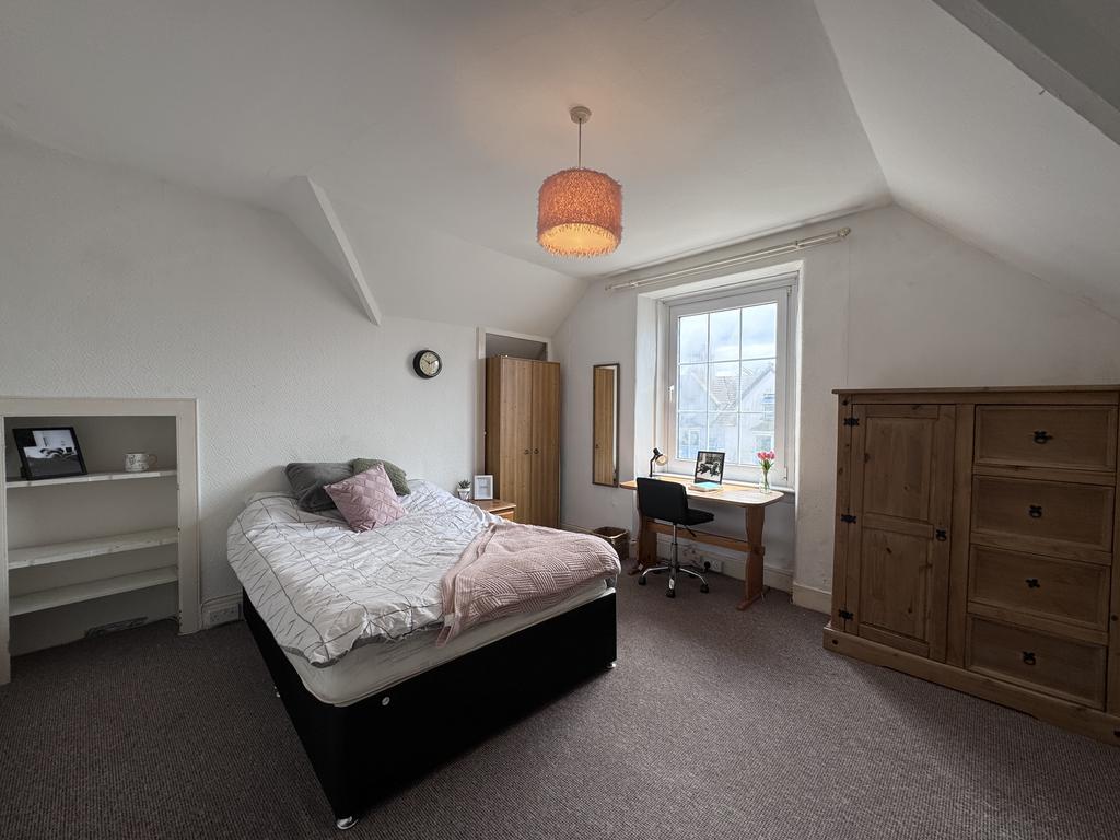 17 Headland Park Flat 2 3 bed apartment £1,820 pcm (£420 pw)