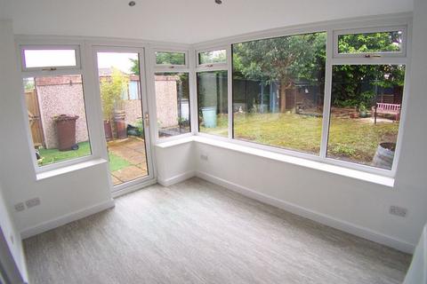 3 bedroom semi-detached house to rent, Parkstone Avenue, Leeds