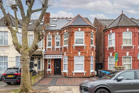 3 bedroom flat to rent, Prout Grove, Neasden, London, NW10