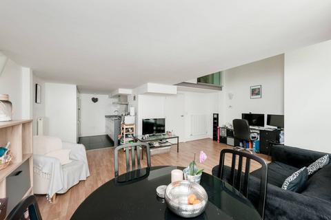 2 bedroom flat to rent, Cadogan Road, Woolwich, London, SE18