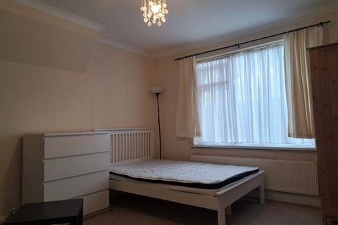 Studio to rent, Brighton Road, Purley