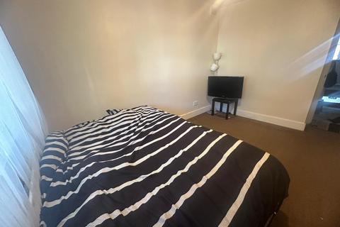 1 bedroom in a flat share to rent, Sandringham Road, London NW2