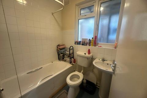 1 bedroom in a flat share to rent, Sandringham Road, London NW2