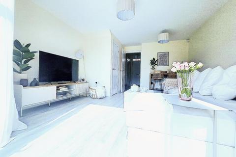 2 bedroom semi-detached house to rent, Nightingale Close, Hardwicke