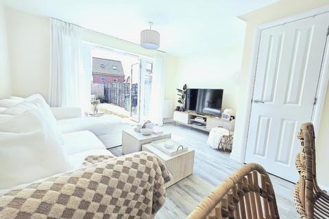2 bedroom semi-detached house to rent, Nightingale Close, Hardwicke