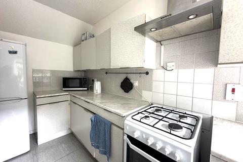 3 bedroom terraced house to rent, Mills Grove, London, E14