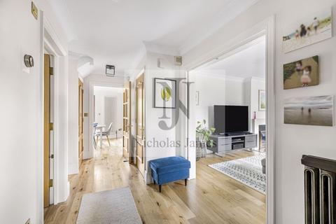 2 Ridgemead Close, London, N14 6NW
