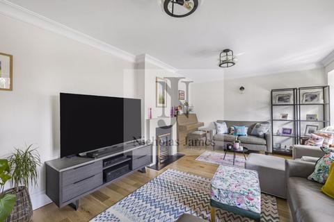 2 Ridgemead Close, London, N14 6NW