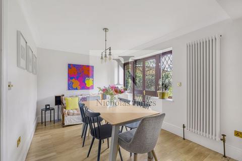 2 Ridgemead Close, London, N14 6NW