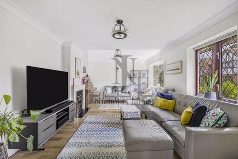 2 Ridgemead Close, London, N14 6NW
