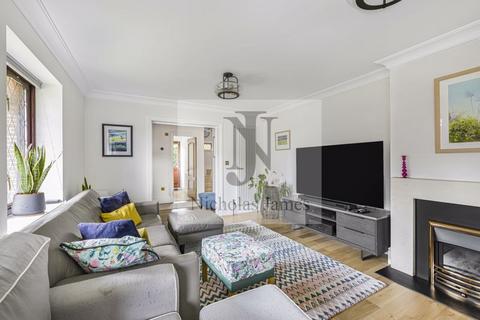 2 Ridgemead Close, London, N14 6NW