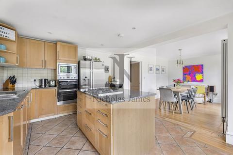 2 Ridgemead Close, London, N14 6NW