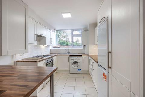 2 bedroom flat to rent, Swan Court, Chorleywood WD3