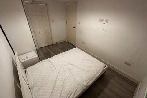 1 bedroom in a house share to rent, En Suite Room - Airport/Wigmore - Furnished/Bills included