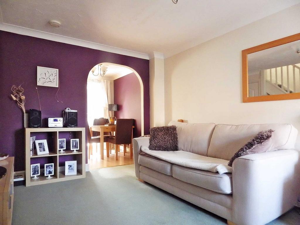 Kingsgate, Aylesbury HP19 2 bed terraced house to rent £1,300 pcm (£