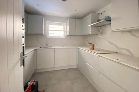 3 bedroom flat to rent, Cave Road, London E13