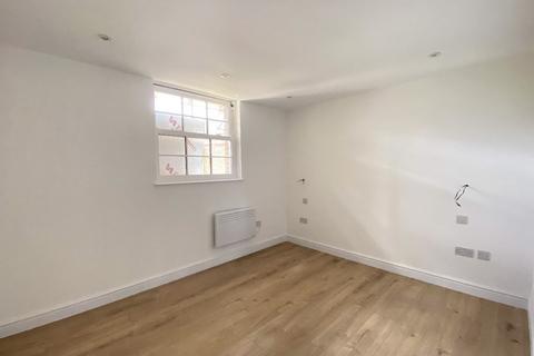 3 bedroom flat to rent, Cave Road, London E13