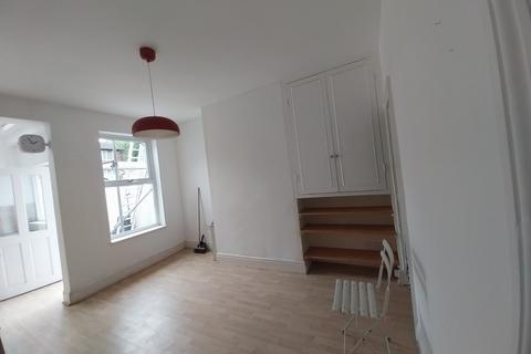 3 bedroom end of terrace house to rent, Carrfield Road, Heeley, Sheffield, S8 9SA