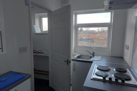3 bedroom flat to rent, Countisbury Avenue, Llanrumney, Cardiff CF3