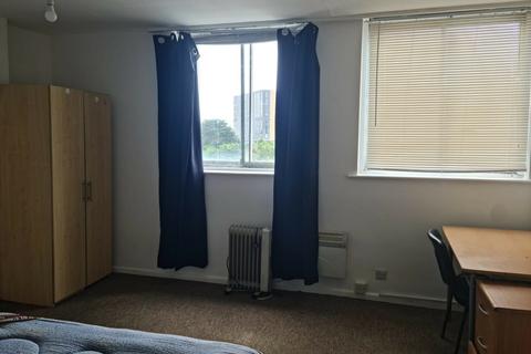 3 bedroom flat to rent, Spacious 3 Bed STUDENT property in Lansdowne