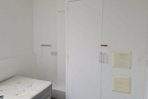 3 bedroom flat to rent, Spacious 3 Bed STUDENT property in Lansdowne