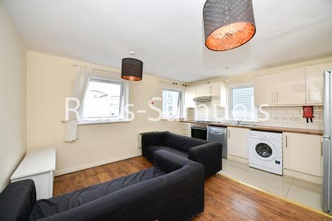 5 bedroom end of terrace house to rent, Cyclops Mews, London E14