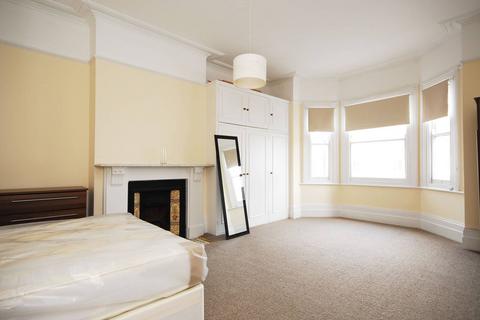 2 bedroom flat to rent, Lavender Gardens, Clapham Common North Side, London, SW11