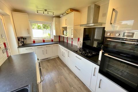 2 bedroom semi-detached house for sale, Newnham Close, Luton, Bedfordshire, LU2 9JN