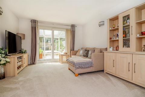 69 Drake Close, Horsham, RH12 5UD