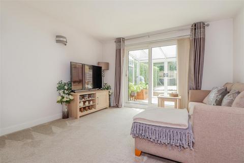 69 Drake Close, Horsham, RH12 5UD