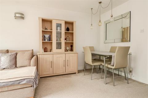 69 Drake Close, Horsham, RH12 5UD