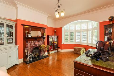 151 Manygates Lane, Wakefield, WF2 7DS