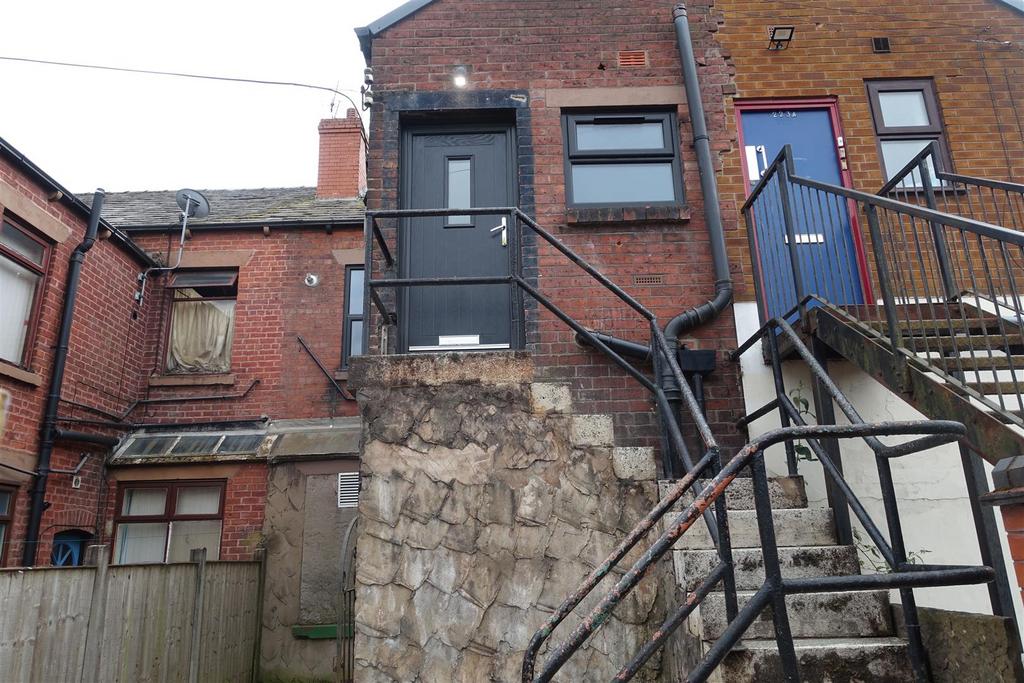 Chapel Street, Leigh WN7 2 bed flat - £650 pcm (£150 pw)