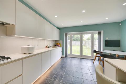 18 Azalea Close, London Colney, St Albans, AL2 1UA