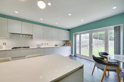 18 Azalea Close, London Colney, St Albans, AL2 1UA