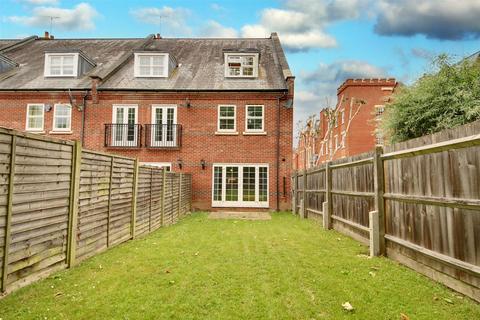 18 Azalea Close, London Colney, St Albans, AL2 1UA