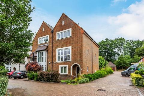 3 bedroom semi-detached house to rent, Lankester Square, Oxted