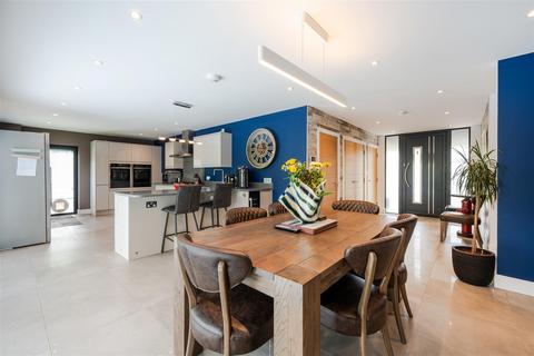 10 Ballantyne Drive, Kingswood, Tadworth, KT20 6EA