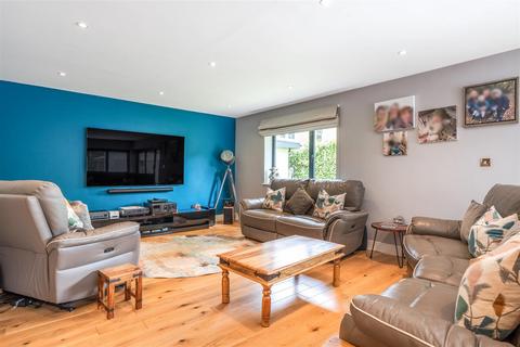 10 Ballantyne Drive, Kingswood, Tadworth, KT20 6EA